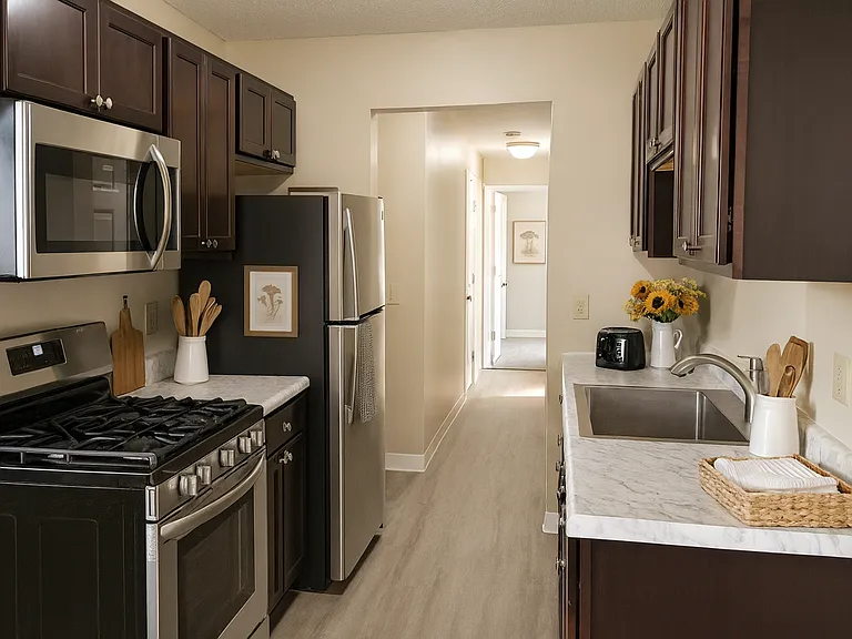 Twin Lakes Apartments — Photo 2