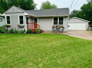 1121 N 4th St, Manchester, IA 52057