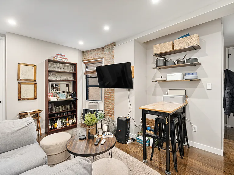 280 E 10th St #4 — Photo 3