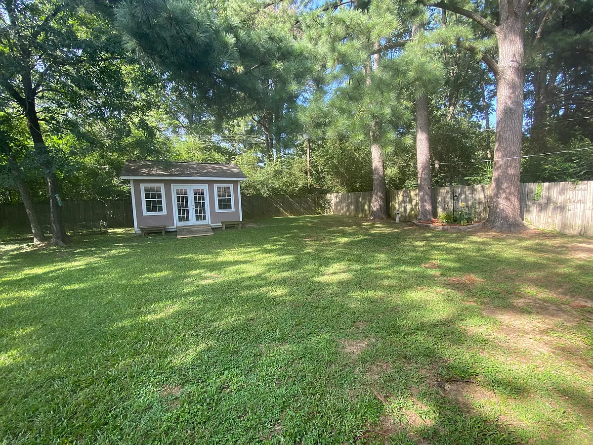 Building Photo - 2404 Parkwood Dr