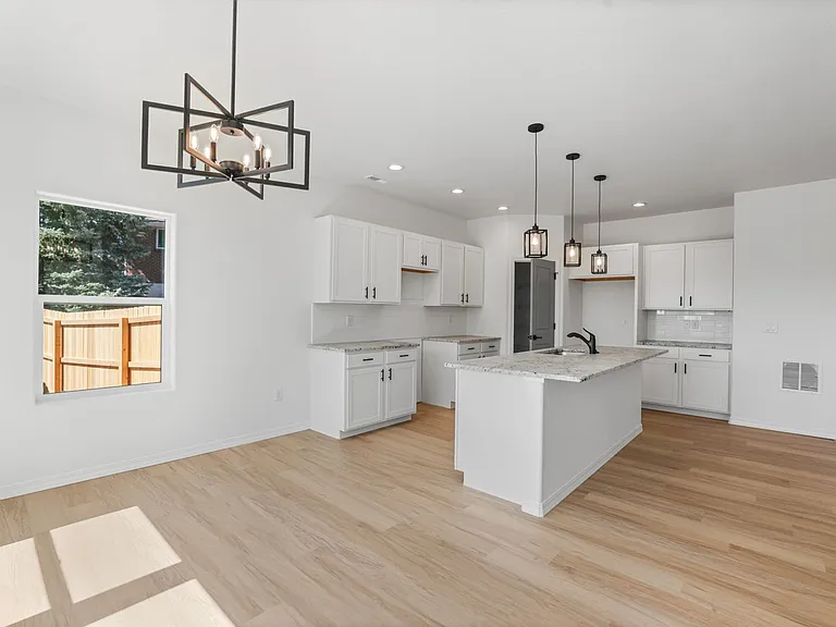 3727 Lander Ln — Photo 7