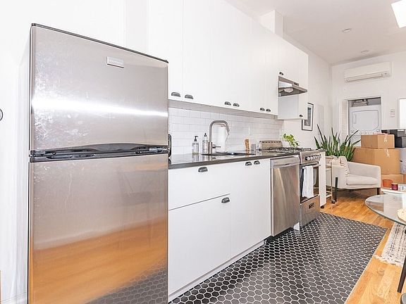 3rd image of 303 Troutman St APT 4L