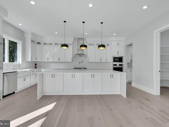 3rd image of 2038 Arch Dr