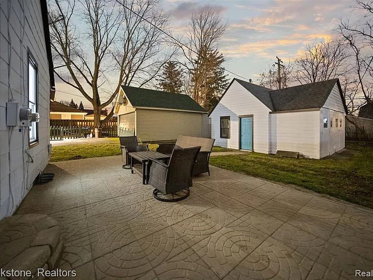 141 Ferndale Ave — Photo 4