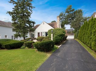 6 McIntosh Ave, Clarendon Hills, IL 60514