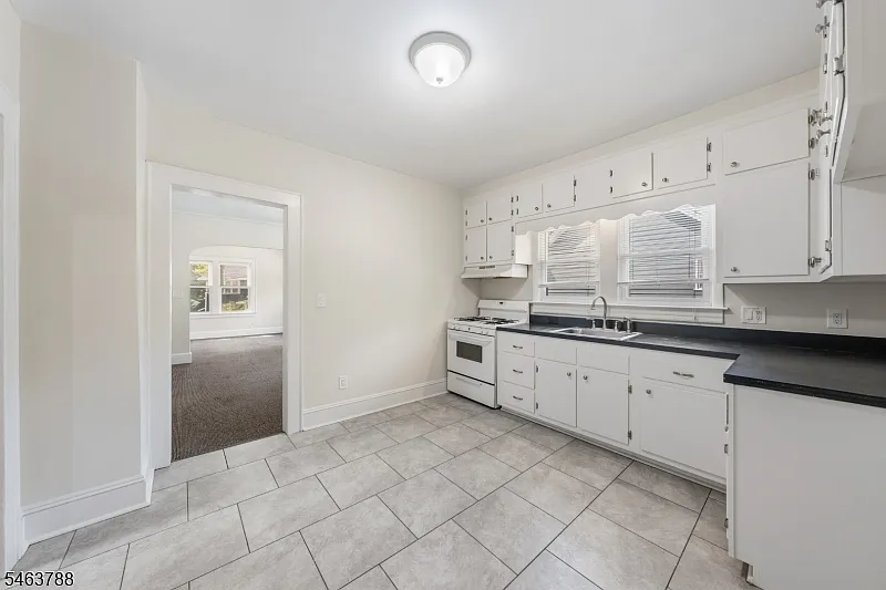 2 bed, 1.0 bath, $2,550 — Photo 2