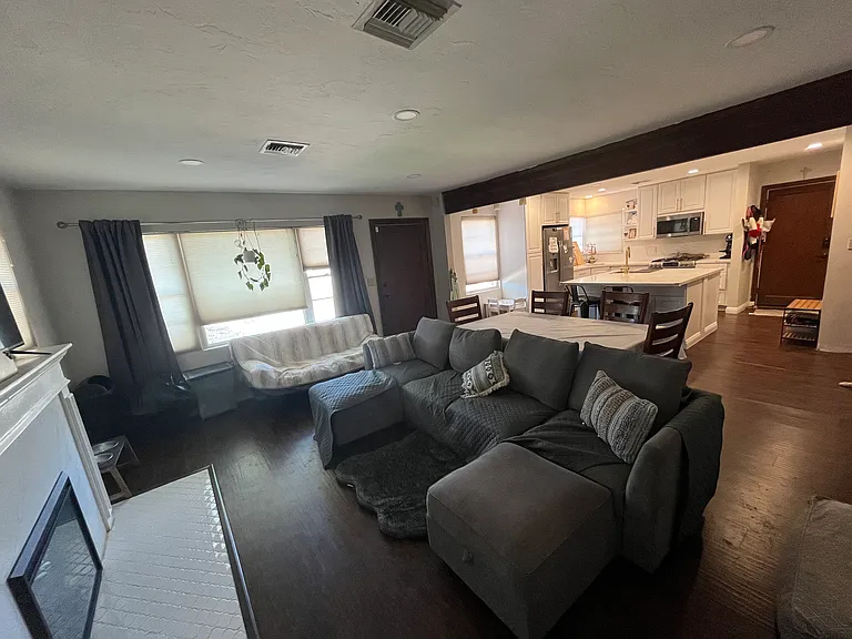 2826 E Elm St — Photo 13