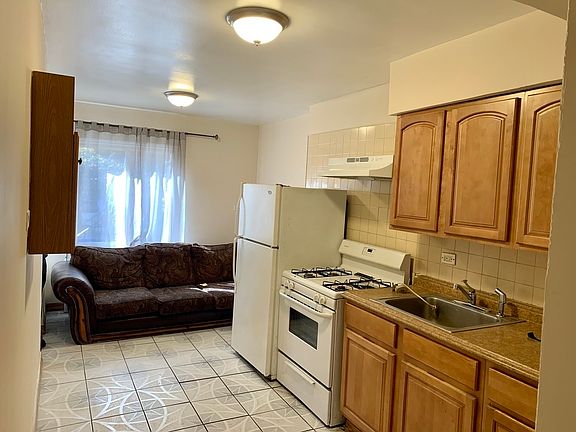 5th image of 2631 Brown St #1