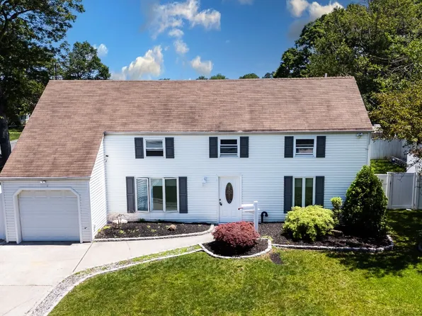 7 Lurcott Lane, Central Islip, NY 11722