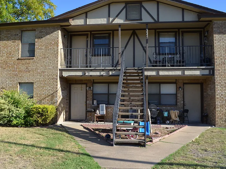 221 W Robin Ln — Photo 1
