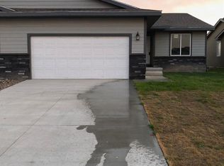 1904 Prairie View Dr, Garden City, KS 67846