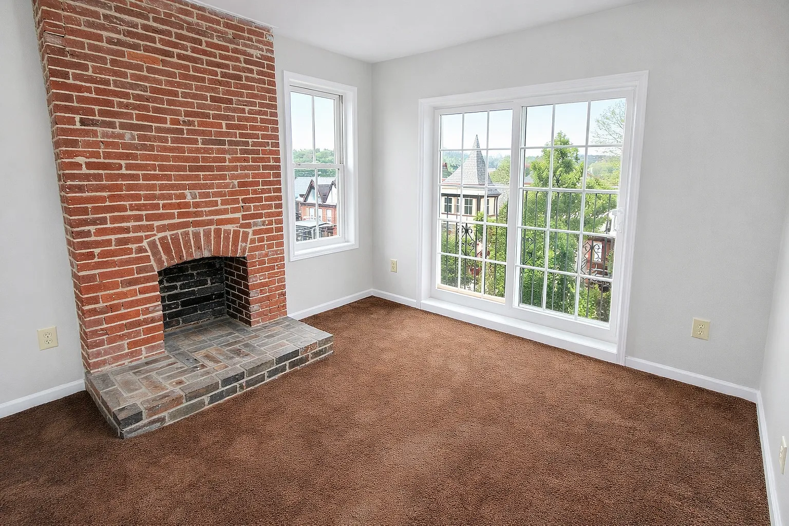 3 bed, 1000 sqft, $1,699 — Photo 2