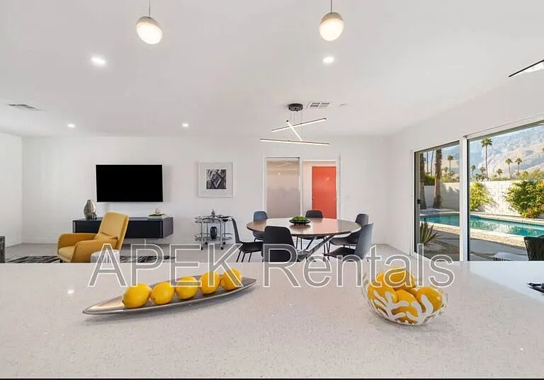 945 N Buttonwillow Cir — Photo 53