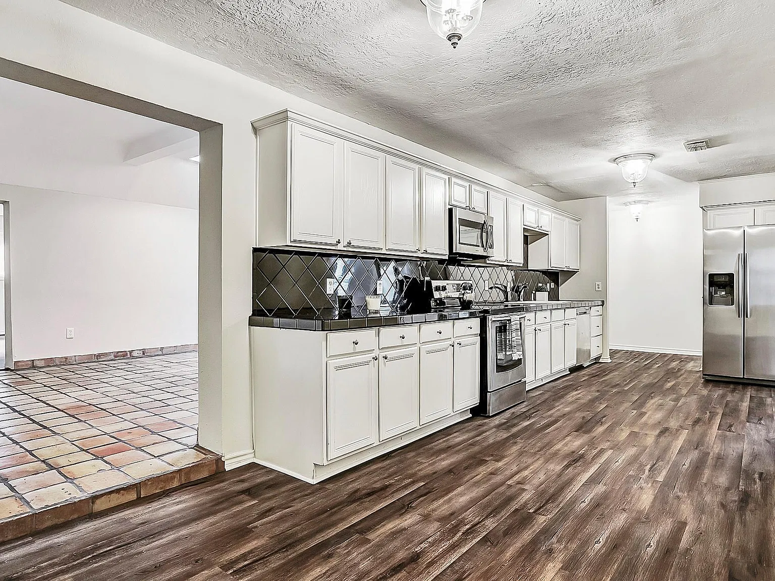 3 bed, 2.0 bath, 2422 sqft, $2,400 — Photo 3