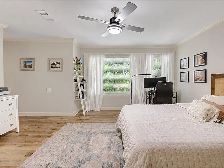 239 Litchfield Ln — Photo 16