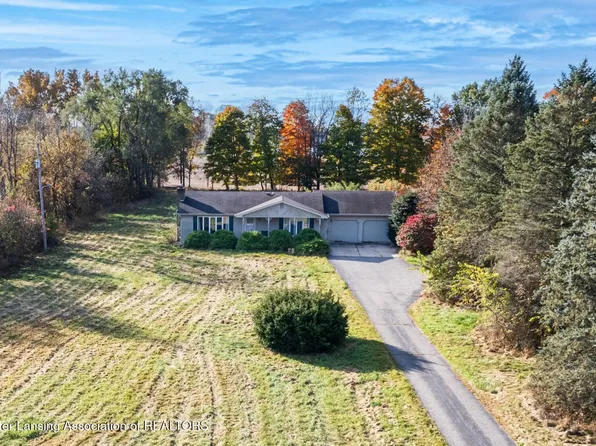 9110 Meadow Ln, Eaton Rapids, MI 48827