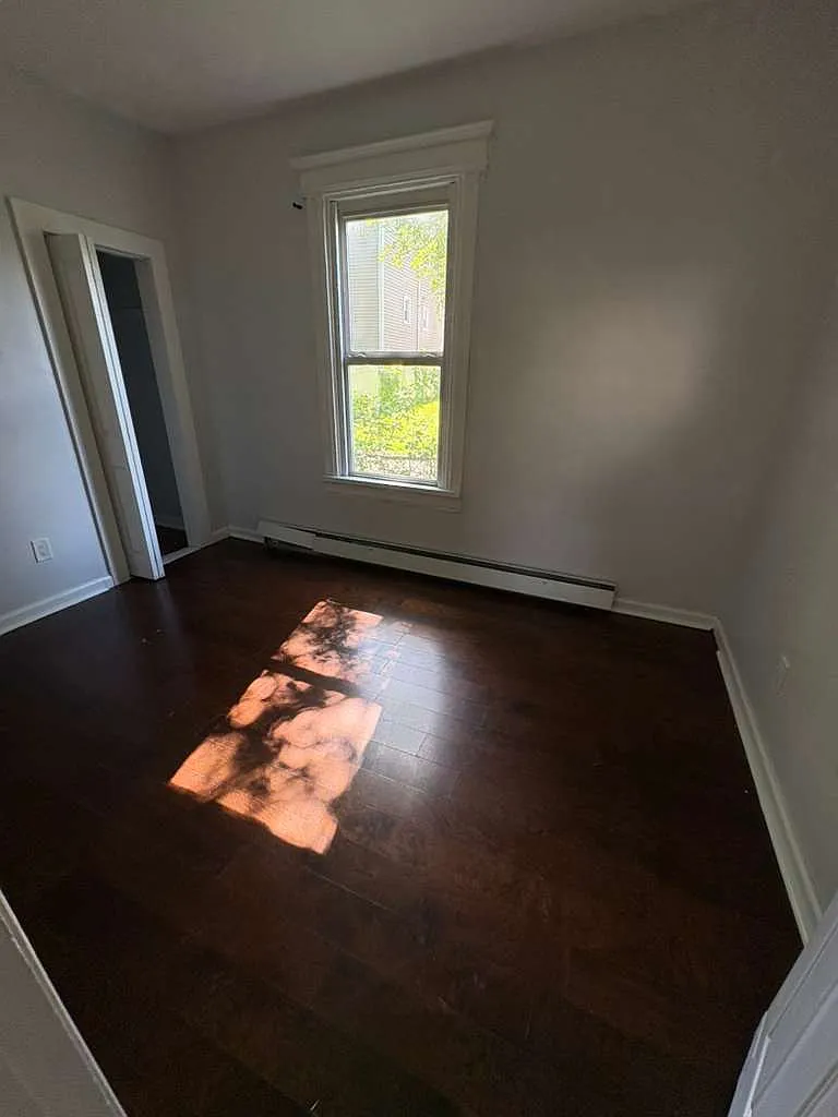 4 bed, 1200 sqft, $2,400 — Photo 2