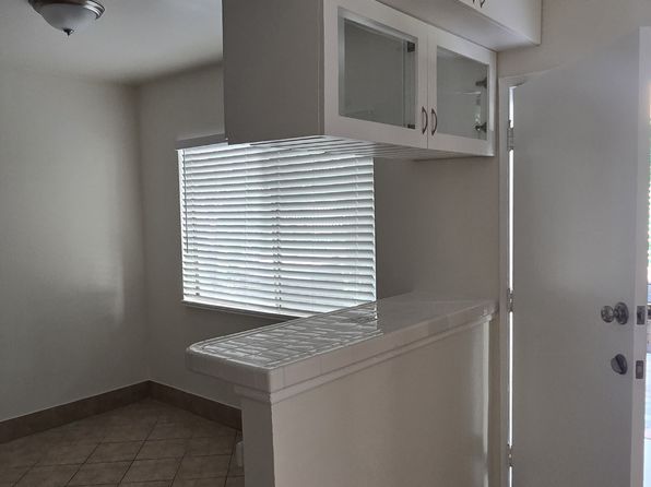 1047 E 7th St APT 3