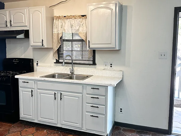 1327 Quintana Rd #7 — Photo 7