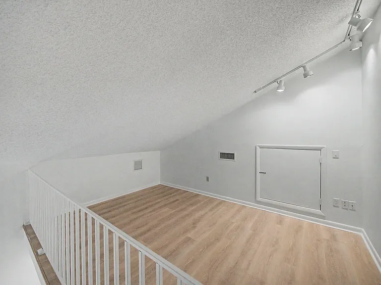 303 Leeward Dr — Photo 22