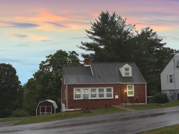 509 Pearis Rd, Pearisburg, VA 24134