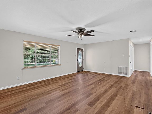 3rd image of 387 Avenue