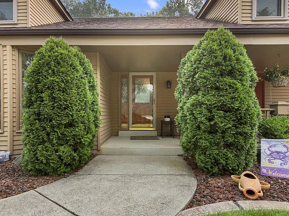 2nd image of N22W22227 Meadowood COURT