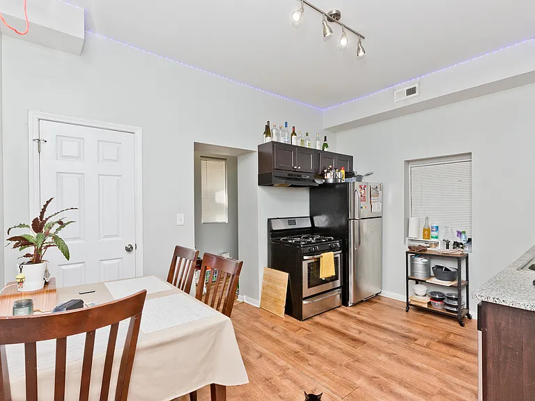 1431 W Flournoy St #1F — Photo 3