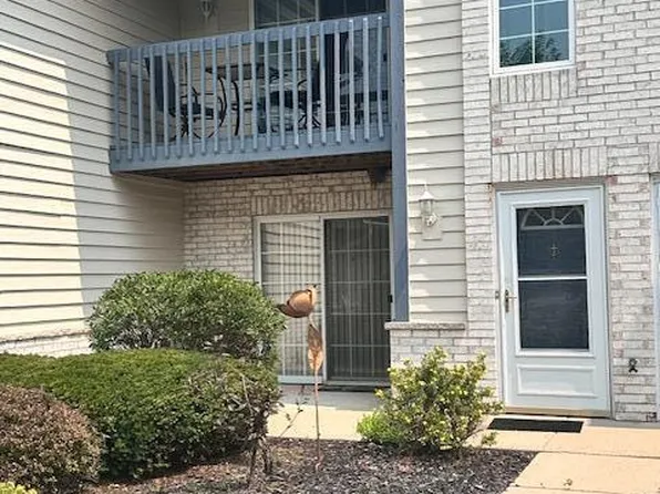 W240N2532 East Parkway Meadow CIRCLE #4, Pewaukee, WI 53072