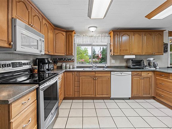 2nd image of 2365 Collins Cres