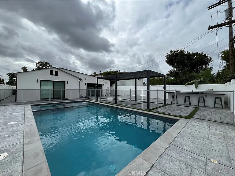 5735 Saloma Ave — Photo 17
