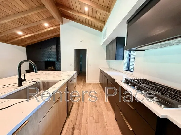 2616 E 58th St S — Photo 9