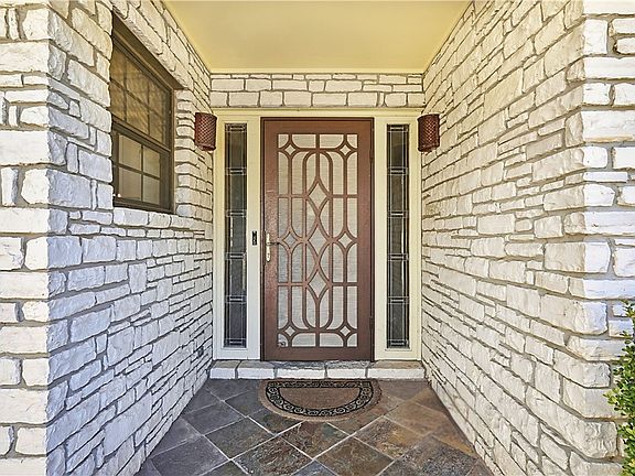 2nd image of 132 W Outer Dr