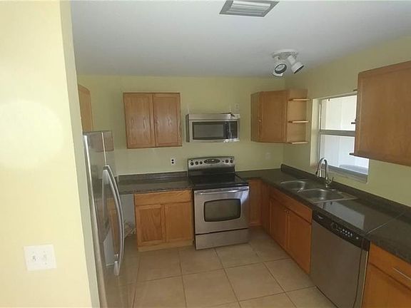 4th image of 413 NE 24th Pl