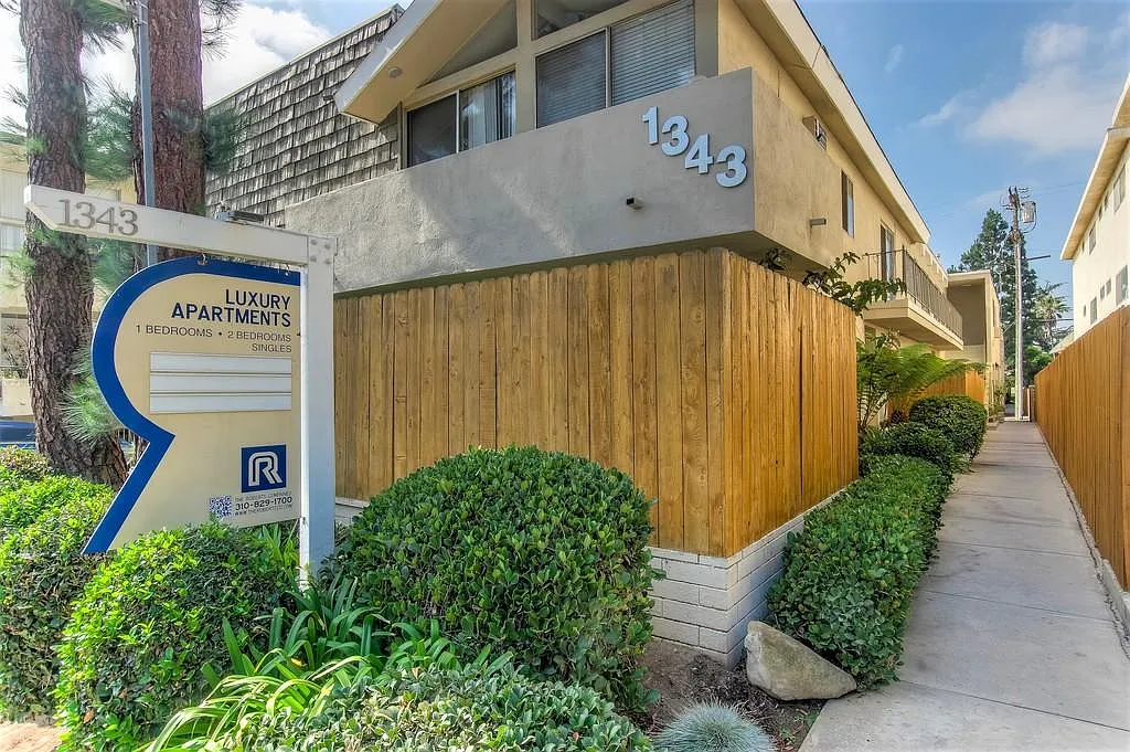 1343 Carmelina Ave. — Photo 1
