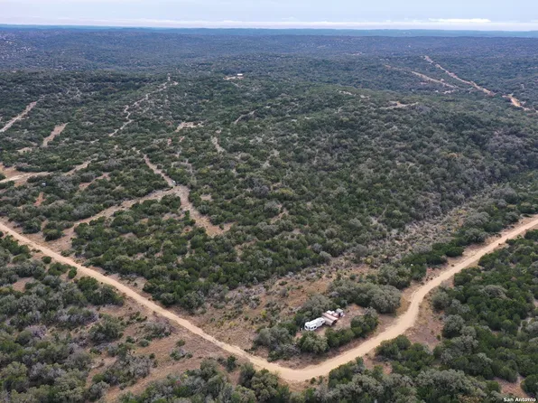 1048 SD 46067, Rocksprings, TX 78880