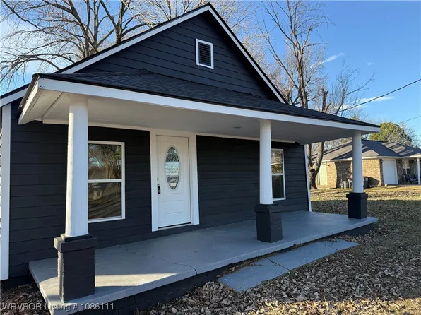 713 N 13th St, Ozark, AR 72949