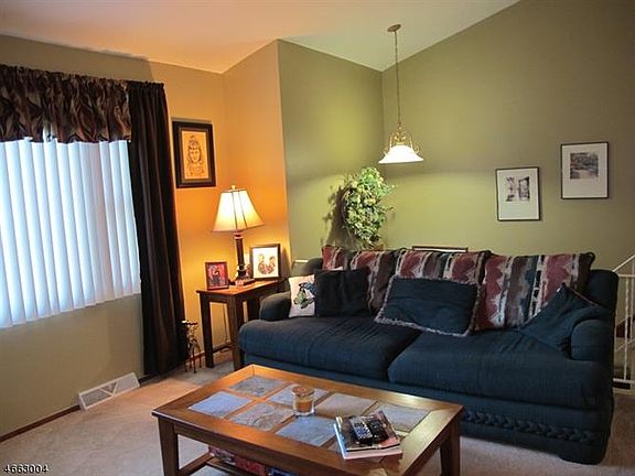 4th image of 11 Fox Hollow Ct