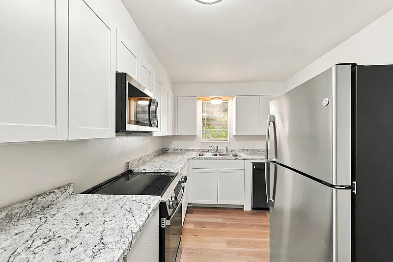 3 bed, 1.0 bath, 900 sqft, $1,700 — Photo 3
