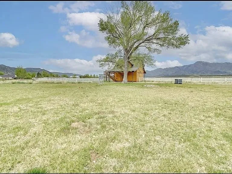 3302 E Highway 144 — Photo 17