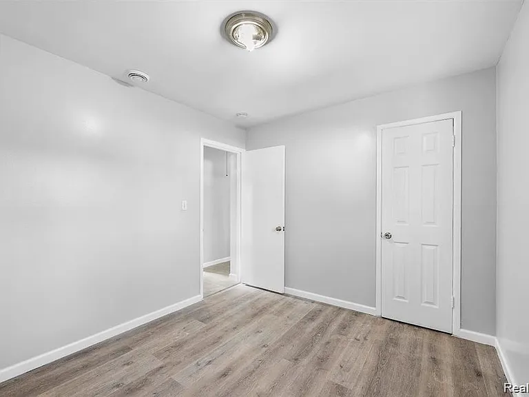 2552 Emogene St — Photo 21