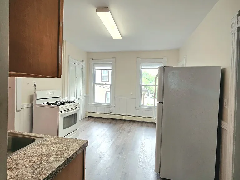 8 Fairfield St #1 — Photo 6