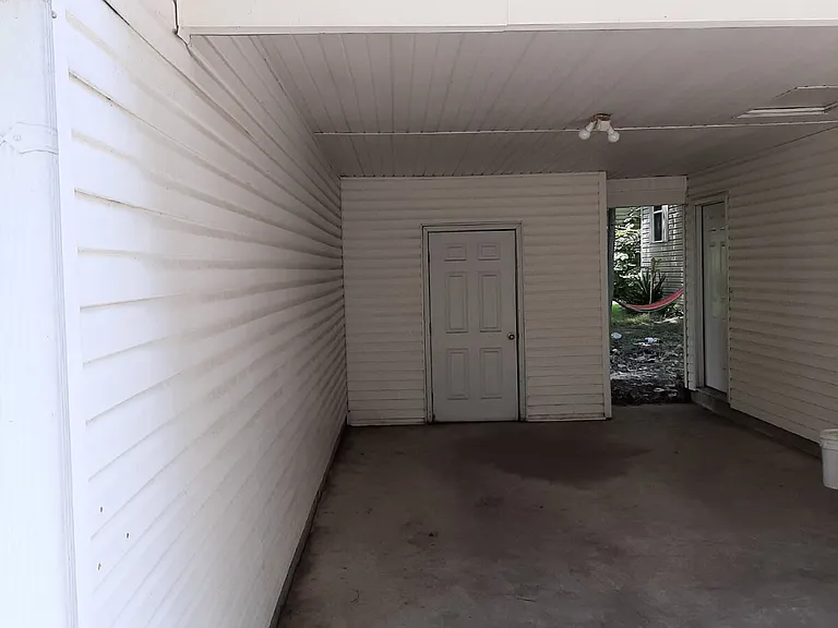 923 W Oak Butlers #1 — Photo 6