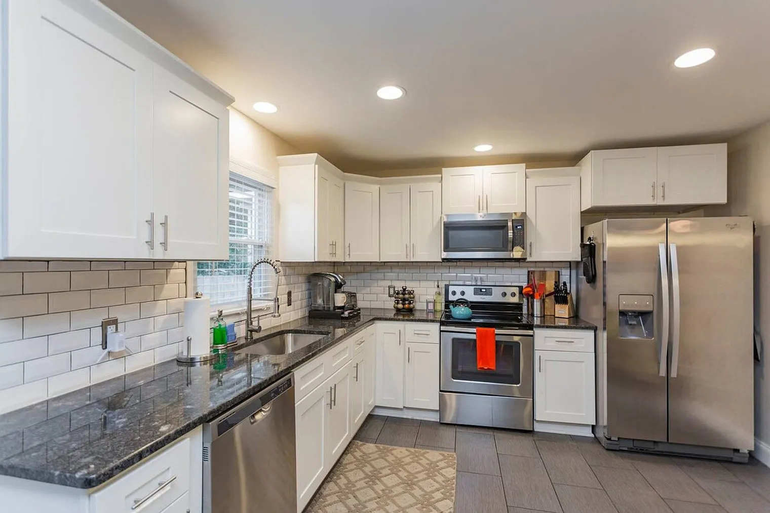2 bed, 1.0 bath, 828 sqft, $3,079 — Photo 3