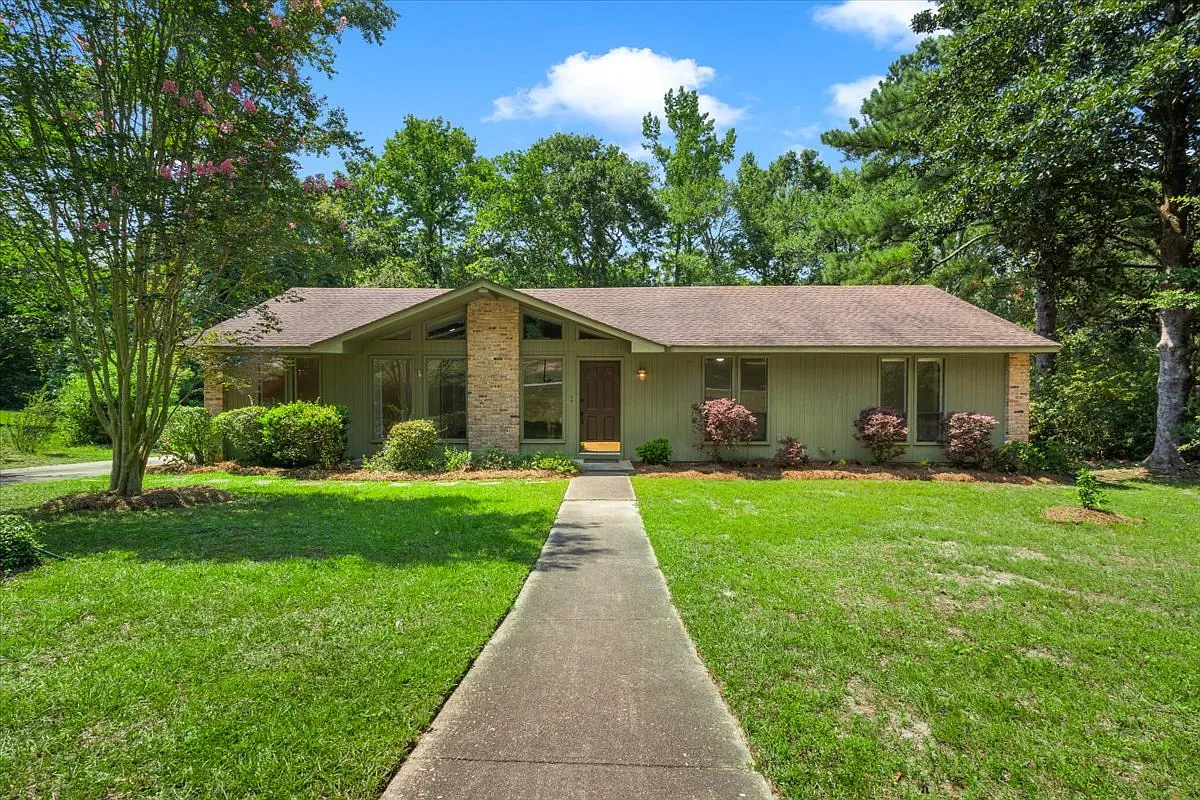 3 bed, 1831 sqft, $2,300 — Photo 1