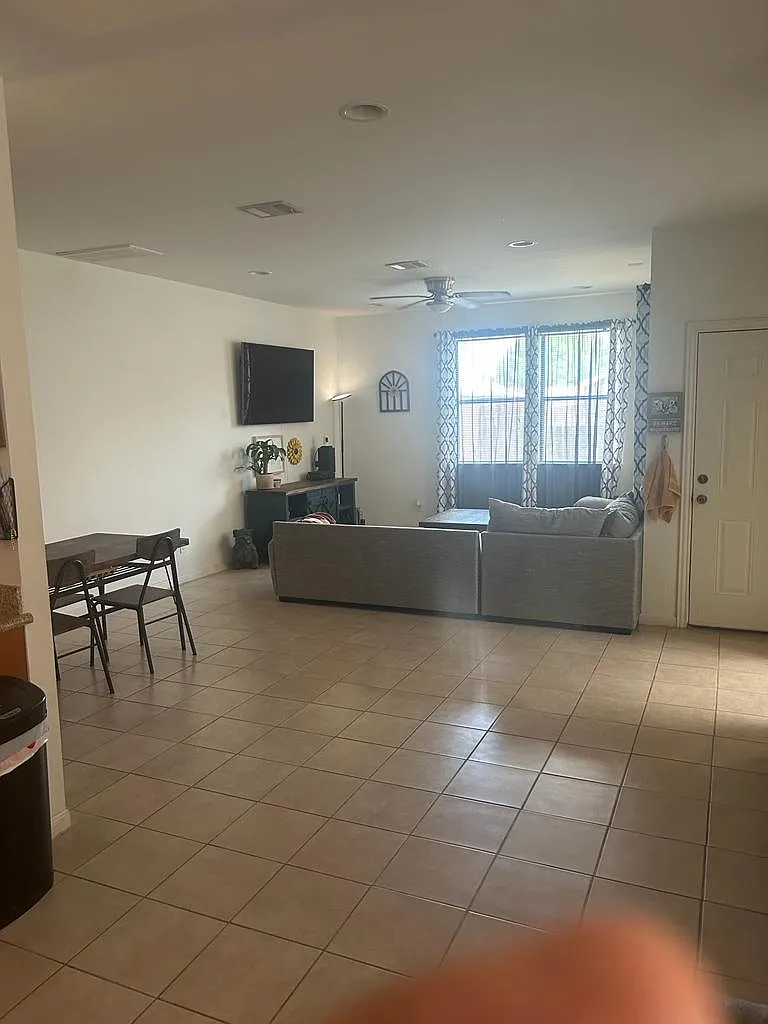 3 bed, 2.5 bath, 1833 sqft, $1,895 — Photo 2