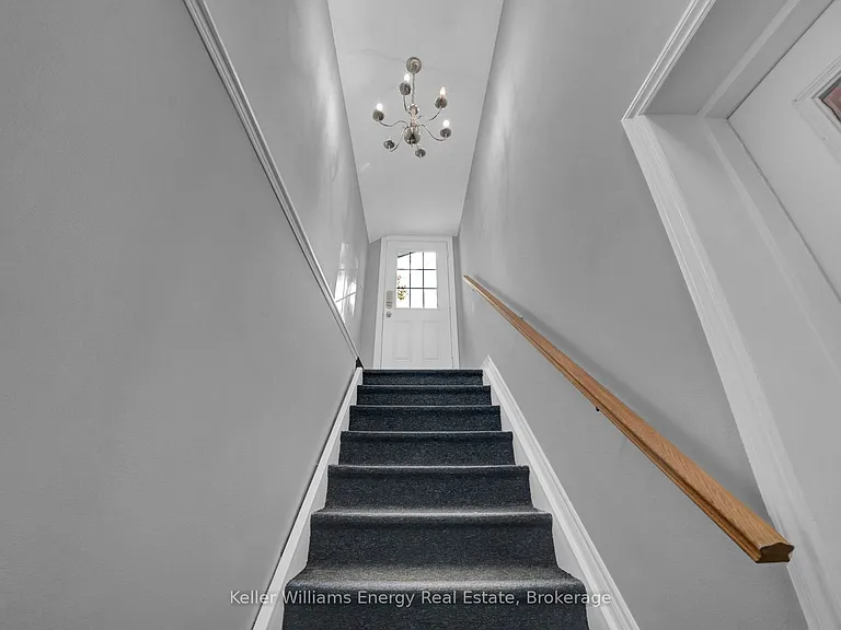 1137 Norman Cres #LOWER — Photo 9