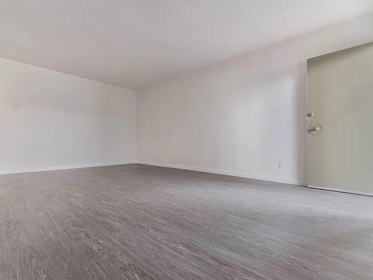 8123 Langdon Ave — Photo 8