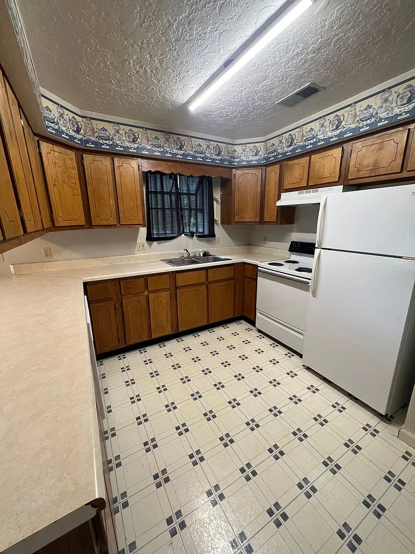 2 BD, 2 BA Desirable Duplex in Martin! — Photo 3