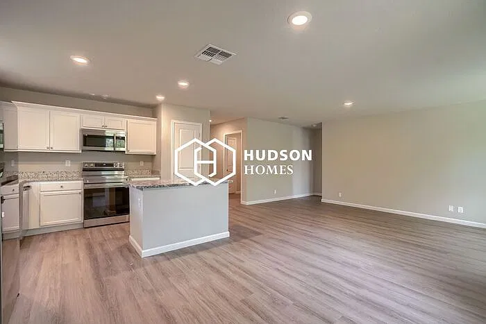 3 bed, 2.0 bath, 1298 sqft, $1,349 — Photo 4